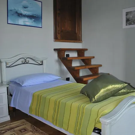 Sleeps 4 Air Con Wifi Apartment